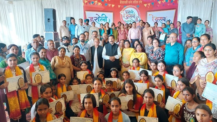 स्वांवुमेन फडरेशन ने 40 छात्राओं को बांटे 2.79 लाख के छात्रवृत्ति चेक