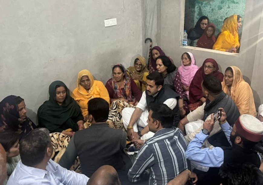 लोक निर्माण मंत्री विक्रमादित्य सिंह ने सरकाघाट में पीड़ित परिवार को बंधाया ढाढस