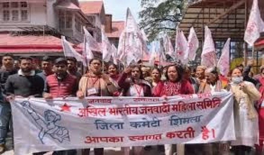 शिमला के कमला नेहरू अस्पताल से गायनी वार्ड को शिफ्ट करने के विरोध में अस्पताल के बाहर भाजपा ने किया प्रदर्शन 