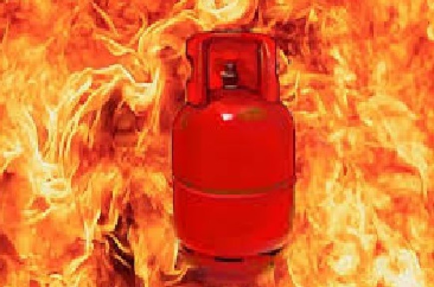 नाहन शहर के मुख्य बाजार में बड़ा हादसा टला,ढाबे में रखी सिलेंडर में लगी आग,फायर ब्रिगेड की टीम ने मौके पर पाया काबू