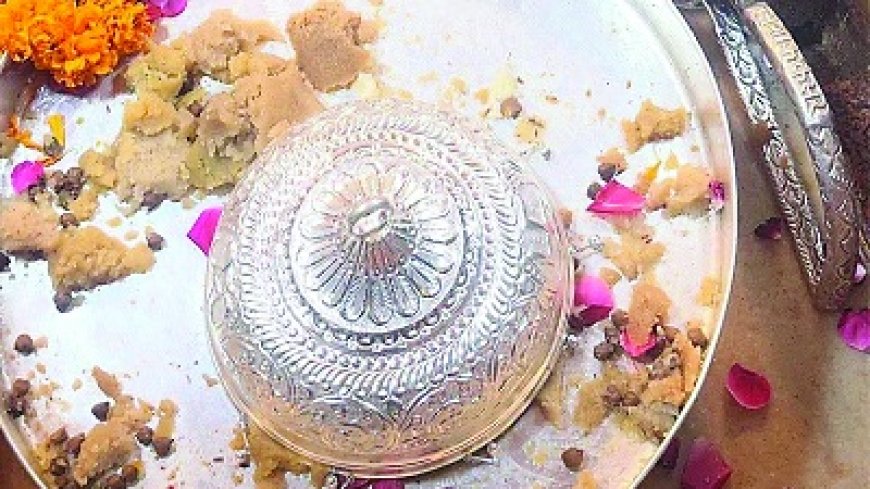 आस्था : श्री चिंतपूर्णी जी के दरबार में एक परिवार ने माता के चरणों में 500 ग्राम चांदी का छत्र किया अर्पित 