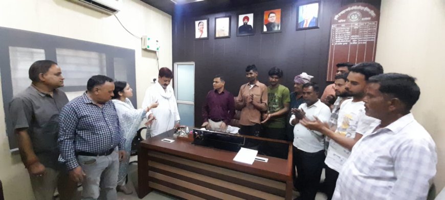 मंडी समिति प्रशासन से की फुटकर फ्रूट सब्जी के स्ट्रीट वेंडर्स को कारोबारी लाइसेंस दिए जाने की मांग