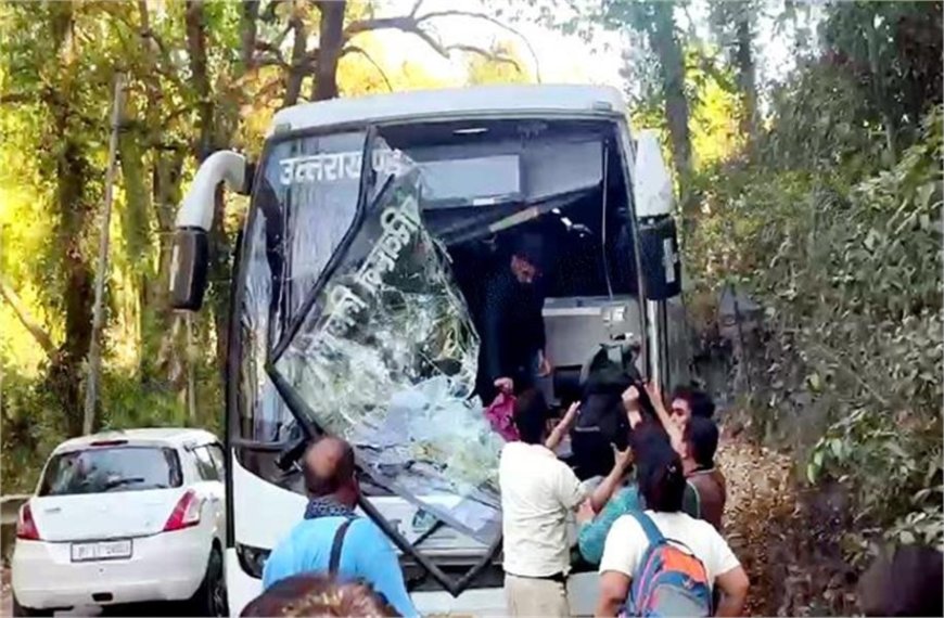 खजुरना पुल के पास बस और ट्रक की टक्कर में शीशा तोड़कर निकाले यात्री