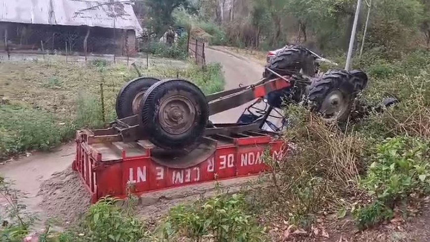 रेत से लदी ट्रैक्टर ट्रॉली बीच सडक़ पलटी, नीचे आया चालक