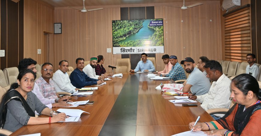 सिरमौर में आधार अपडेट पर जोर, 0–5 वर्ष के बच्चों का पंजीकरण और 5 व 15 वर्ष पर बायोमैट्रिक अपडेट अनिवार्य – एडीएम