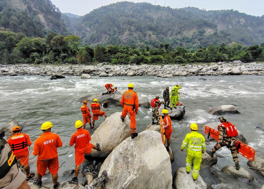 रावी नदी में बाढ़ के खतरे के आधार पर किया गया राहत एवं बचाव कार्य, त्वरित आपातकालीन प्रतिक्रिया को लेकर मॉक ड्रिल आयोजित