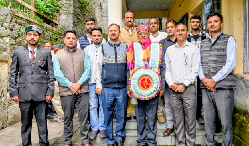 सेवानिवृत्ति पर वाहन चालक धर्मचंद शर्मा को दी विदाई