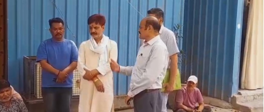 हरिद्वार में स्ट्रीट वेंडर्स का प्रदर्शन: उत्पीड़न के विरोध में नगर निगम पर धरना, 2 मई से अनिश्चितकालीन आंदोलन की चेतावनी