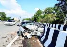 मन्नत पूरी करने जा रहे परिवार के साथ दर्दनाक हादसा, अनियंत्रित होकर डिवाइडर से टकराई कार; मां की मौत, बेटा घायल