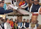 सत्ता का सुरूर : मंत्री के लिए मायने नहीं रखते निर्वाचन आयोग के नियम, कांग्रेस समर्थित प्रत्याशी ने दलबल के साथ भरा नॉमिनेशन
