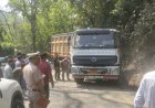 देहरादून - चंडीगढ़ एनएच पर बजरी से भरा ट्राला फंसने से लगा मीलों लंबा जाम, जेसीबी की मदद से खुला रास्ता