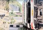 सलोगड़ा के समीप निजी बस फोरलेन पर पलटी, दो यात्रियों को आईं चोटें
