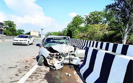 मन्नत पूरी करने जा रहे परिवार के साथ दर्दनाक हादसा, अनियंत्रित होकर डिवाइडर से टकराई कार; मां की मौत, बेटा घायल