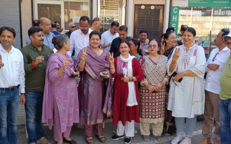 भाजपा की जीत पर नाहन में जश्न का माहौल, भाजपा कार्यकर्ताओं ने गुन्नू घाट में रसगुल्ला और झालमुड़ी बांटकर जताई खुशी