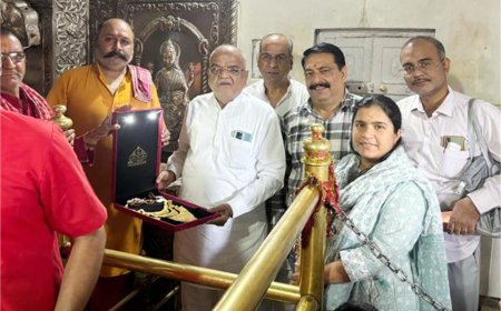 महाराष्ट्र से आए श्रद्धालु ने माता बज्रेश्वरी मंदिर में चढ़ाया 100 ग्राम सोने का हार