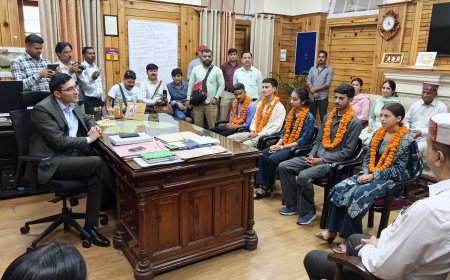 उपायुक्त मुकेश रेपसवाल ने 12वीं बोर्ड परीक्षा में मेरिट सूची में स्थान प्राप्त करने वाले मेधावी विद्यार्थियों को किया सम्मानित