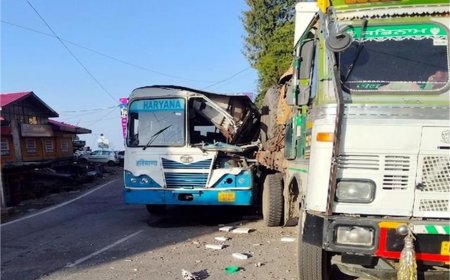 सड़क किनारे खड़े ट्राले से जा भिड़ी हरियाणा रोडवेज की बस, यात्रियों में मची चीख-पुकार