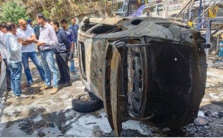 कच्चीघाटी के हीरो शोरूम में भड़की आग, एक कार समेत 23 बाइक जलकर राख