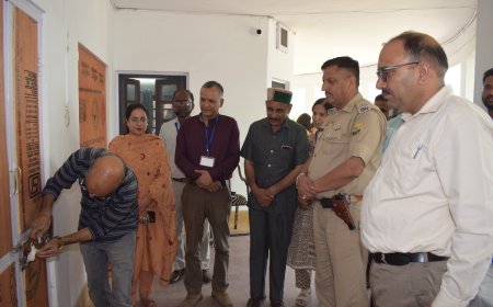 ई.वी.एम. भण्डारण कक्ष को राजनीतिक दलों के प्रतिनिधियों की उपस्थिति में खोला गया
