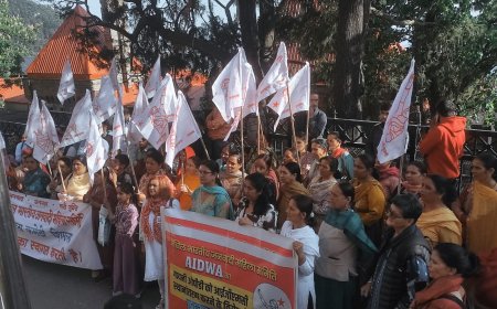 अखिल भारतीय जनवादी महिला समिति का प्रदर्शन: कमला नेहरू अस्पताल शिफ्टिंग के विरोध में सरकार को सौंपा ज्ञापन