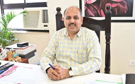 मुख्य विकास अधिकारी डॉ. ललित नारायण मिश्र साइकिल चलाकर पहुंचे जिला कार्यालय जनसुनवाई कार्यक्रम में