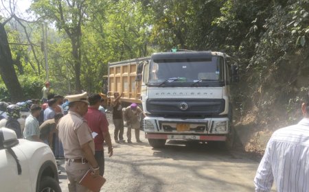 देहरादून - चंडीगढ़ एनएच पर बजरी से भरा ट्राला फंसने से लगा मीलों लंबा जाम, जेसीबी की मदद से खुला रास्ता