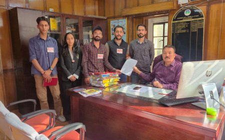 एसएफआई ने कुलसचिव को ज्ञापन के माध्यम से दिए फीस वृद्धि का विकल्प