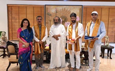 मुख्यमंत्री ने श्री श्री रविशंकर से भेंट की, प्राकृतिक खेती और बेसहारा गौवंश के संरक्षण पर हुई विस्तृत चर्चा