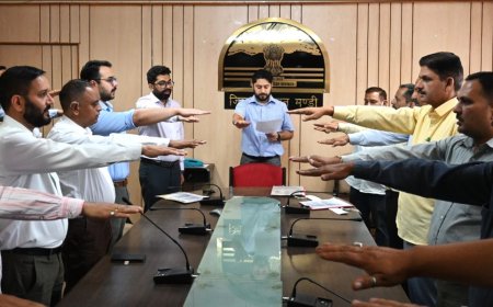 उपायुक्त अपूर्व देवगन ने अधिकारियों व कर्मचारियों को दिलाई आतंकवाद विरोधी शपथ शांति, सामाजिक सदभाव और राष्ट्रीय एकता बनाए रखने का लिया संकल्प