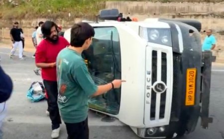 मंडी-मनाली मार्ग पर पनारसा के समीप एक ट्रैवलर गाड़ी पलटी, करीब 5 लोग घायल, अस्पताल रेफर