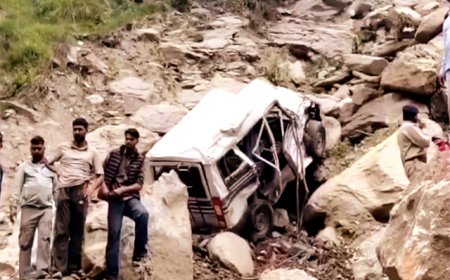 खाई में गिरा वाहन, 3 महिलाओं की मौत, 6 वर्षीय बच्चे सहित 9 घायल