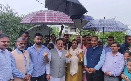 हिमाचल की 1189 पंचायतों में वोटिंग जारी, केंद्रीय मंत्री JP नड्डा ने परिवार सहित किया मतदान