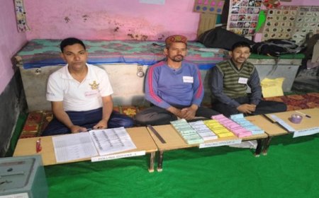 देव आज्ञा का पालन करने के लिए फर्श पर ही सजा दिया पोलिंग बूथ