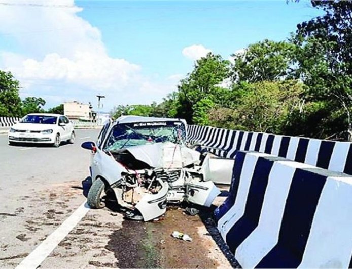 मन्नत पूरी करने जा रहे परिवार के साथ दर्दनाक हादसा, अनियंत्रित होकर डिवाइडर से टकराई कार; मां की मौत, बेटा घायल