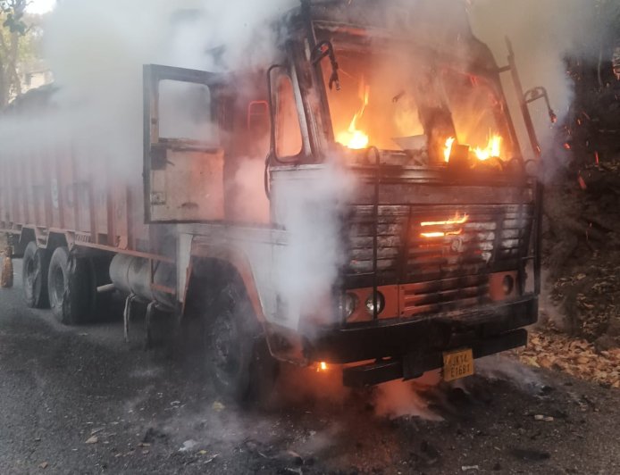 नाहन-पांवटा हाईवे पर चलते ट्रक में लगी आग, लाखों का नुकसान; दमकल विभाग ने टाला बड़ा हादसा