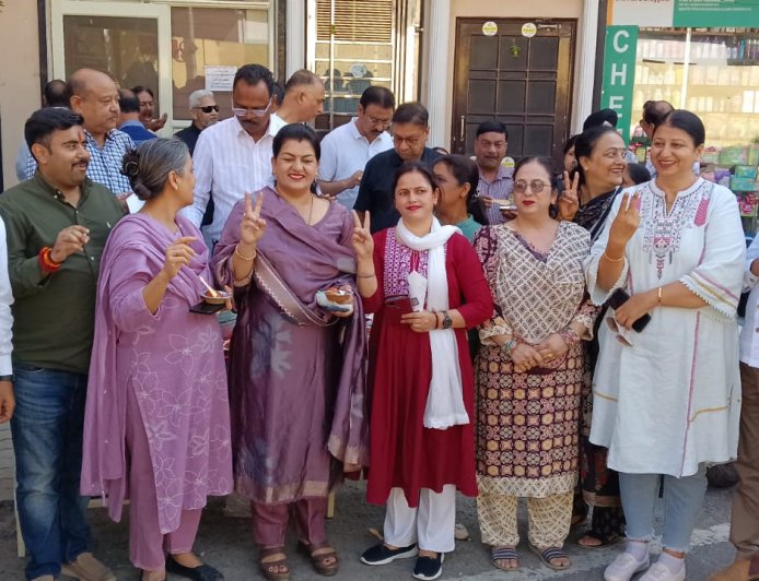 भाजपा की जीत पर नाहन में जश्न का माहौल, भाजपा कार्यकर्ताओं ने गुन्नू घाट में रसगुल्ला और झालमुड़ी बांटकर जताई खुशी