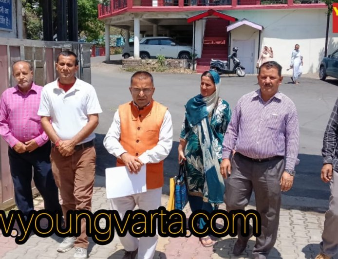 सीवरेज के पानी की समस्या को लेकर डीसी से मिला प्रतिनिधि मंडल, अपने ही घरों में मास्क लगाकर रहने को मजबूर लोग