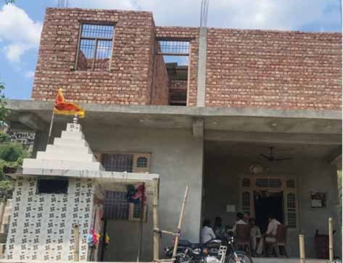 घर के बाहर बने मंदिर में छिपा रखा था चिट्टा, 42 हजार कैश भी मिला