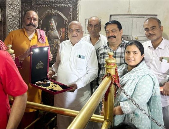 महाराष्ट्र से आए श्रद्धालु ने माता बज्रेश्वरी मंदिर में चढ़ाया 100 ग्राम सोने का हार