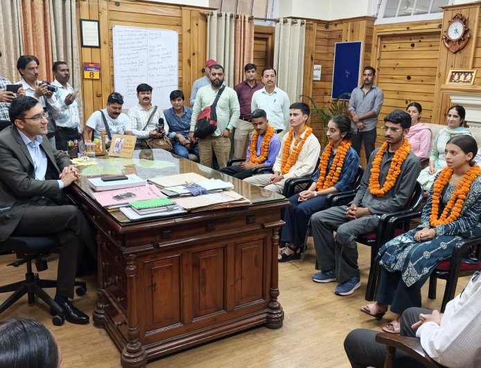 उपायुक्त मुकेश रेपसवाल ने 12वीं बोर्ड परीक्षा में मेरिट सूची में स्थान प्राप्त करने वाले मेधावी विद्यार्थियों को किया सम्मानित