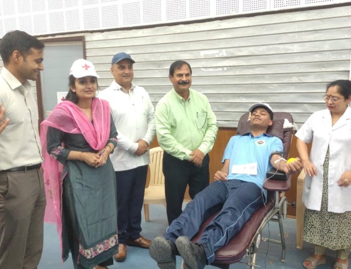 जिला रैडक्रॉस सोसाइटी के शिविर में 66 लोगों ने किया रक्तदान