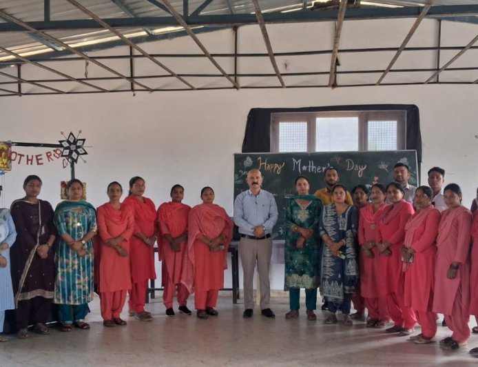 मदर्स डे विशेष: पारस पब्लिक स्कूल ने 'स्वास्थ्य योद्धाओं' को किया सम्मानित; नन्हे बच्चों ने सांस्कृतिक प्रस्तुतियों से जीता दिल