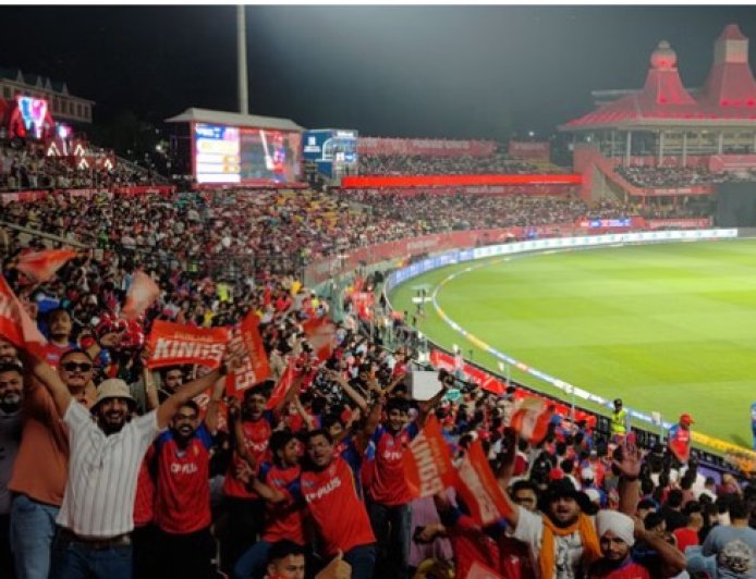 धर्मशाला में चौकों-छक्कों की बरसात, खूब झूमे किक्रेट प्रेमी