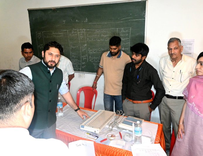 नगर निगम चुनावों में प्रयोग होने वाली ईवीएम-वीवीपैट मशीनों की कमीशनिंग सम्पन्न
