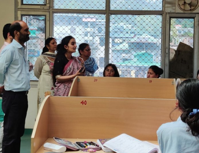 डीसी ने किया लाइब्रेरी, रैडक्रॉस लैब, मेडिकल कॉलेज और नशा निवारण केंद्र का निरीक्षण