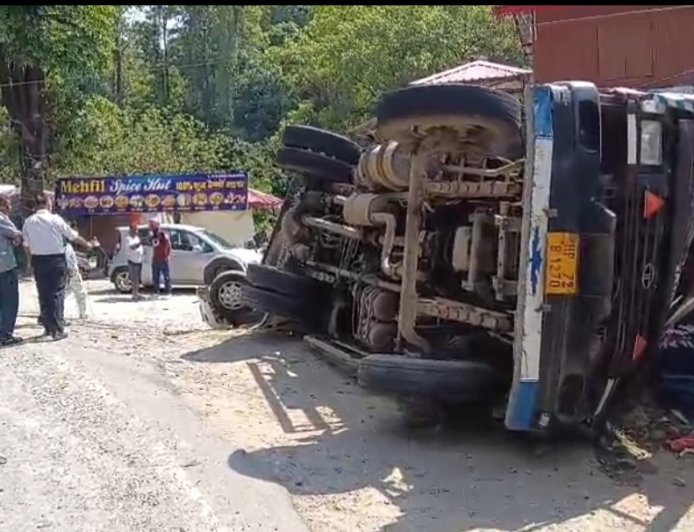 नाहन के खजुरना पुल के पास ट्रक पलटा, 4 लोग घायल