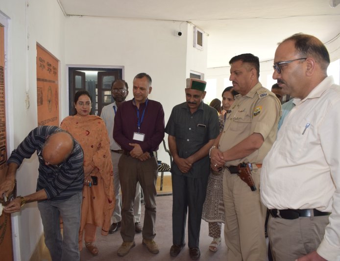 ई.वी.एम. भण्डारण कक्ष को राजनीतिक दलों के प्रतिनिधियों की उपस्थिति में खोला गया
