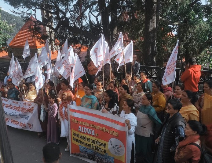 अखिल भारतीय जनवादी महिला समिति का प्रदर्शन: कमला नेहरू अस्पताल शिफ्टिंग के विरोध में सरकार को सौंपा ज्ञापन