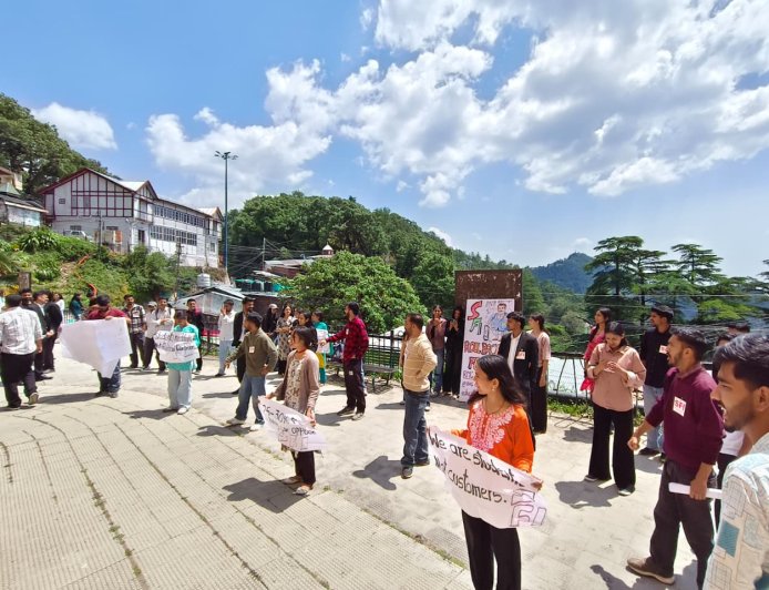 एसएफआई ने कला संकाय विभाग में फीस वृद्धि के विरोध में किया धरना प्रदर्शन