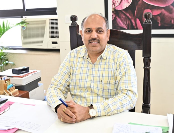 मुख्य विकास अधिकारी डॉ. ललित नारायण मिश्र साइकिल चलाकर पहुंचे जिला कार्यालय जनसुनवाई कार्यक्रम में
